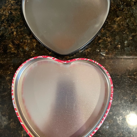 Brighton heart-shaped tin, black and red, excellent condition. - Picture 3 of 3
